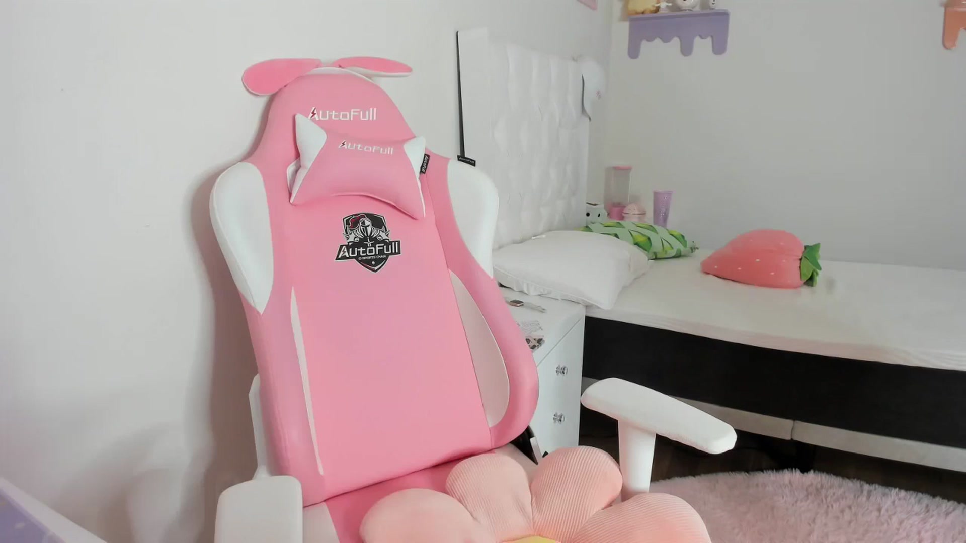 Gallery image thumbnail from Cherrycute666's myfreecams stream on, 10/09/2023, 22:29 image 20 of 20