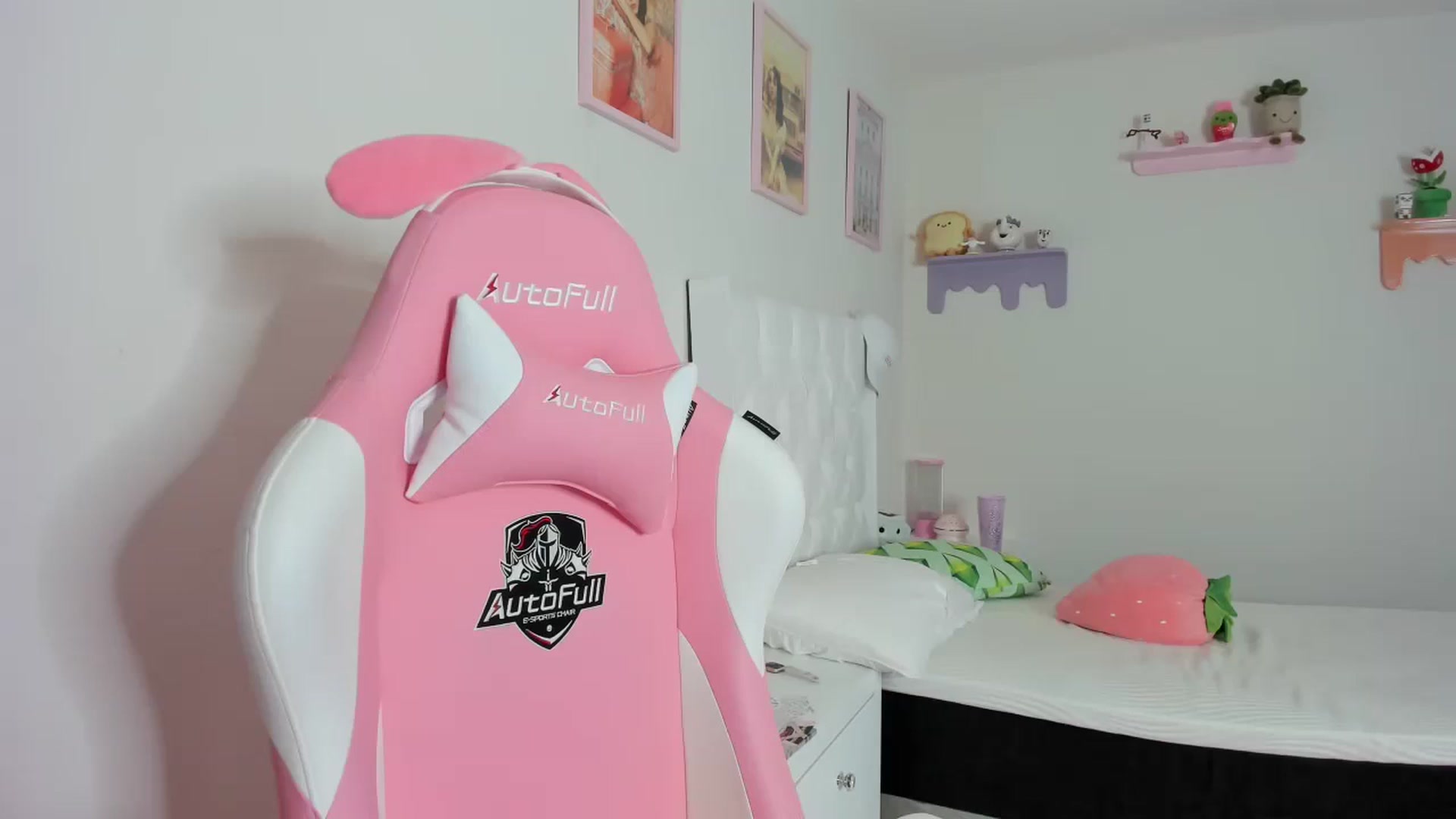 Gallery image thumbnail from Cherrycute666's myfreecams stream on, 10/09/2023, 22:29 image 1 of 20