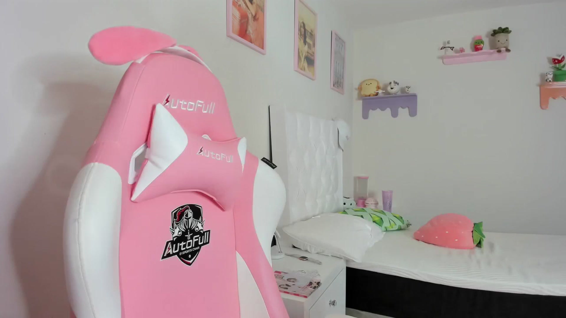 Gallery image thumbnail from Cherrycute666's myfreecams stream on, 10/09/2023, 22:29 image 8 of 20