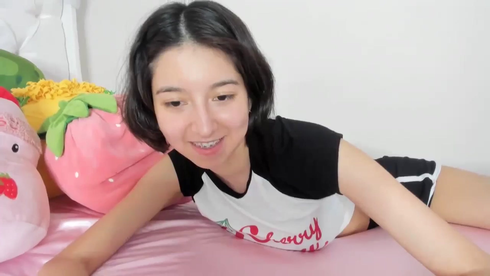 Gallery image thumbnail from Cherrycute666's myfreecams stream on, 10/10/2023, 24:34 image 7 of 20