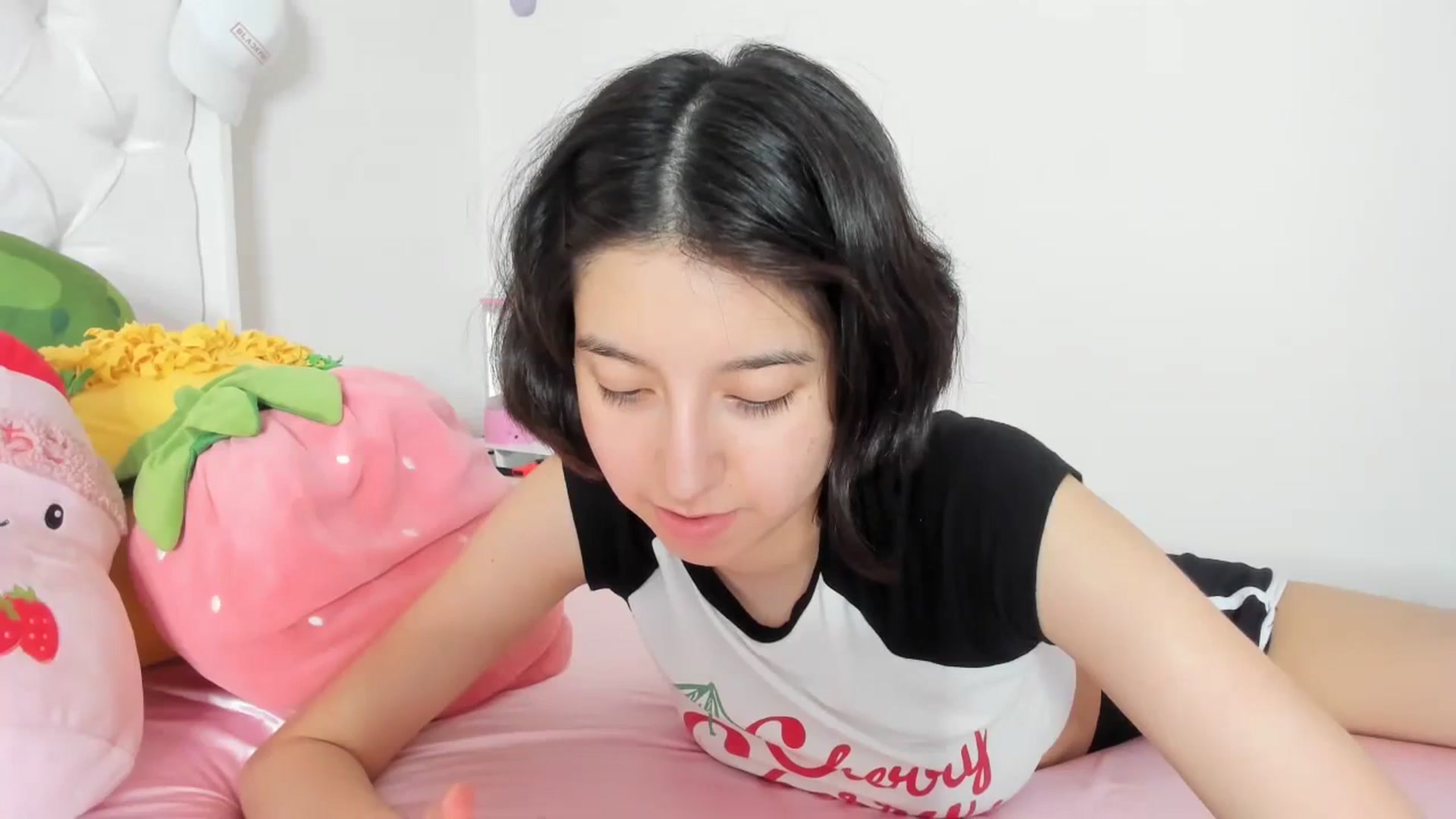 Gallery image thumbnail from Cherrycute666's myfreecams stream on, 10/10/2023, 24:34 image 12 of 20