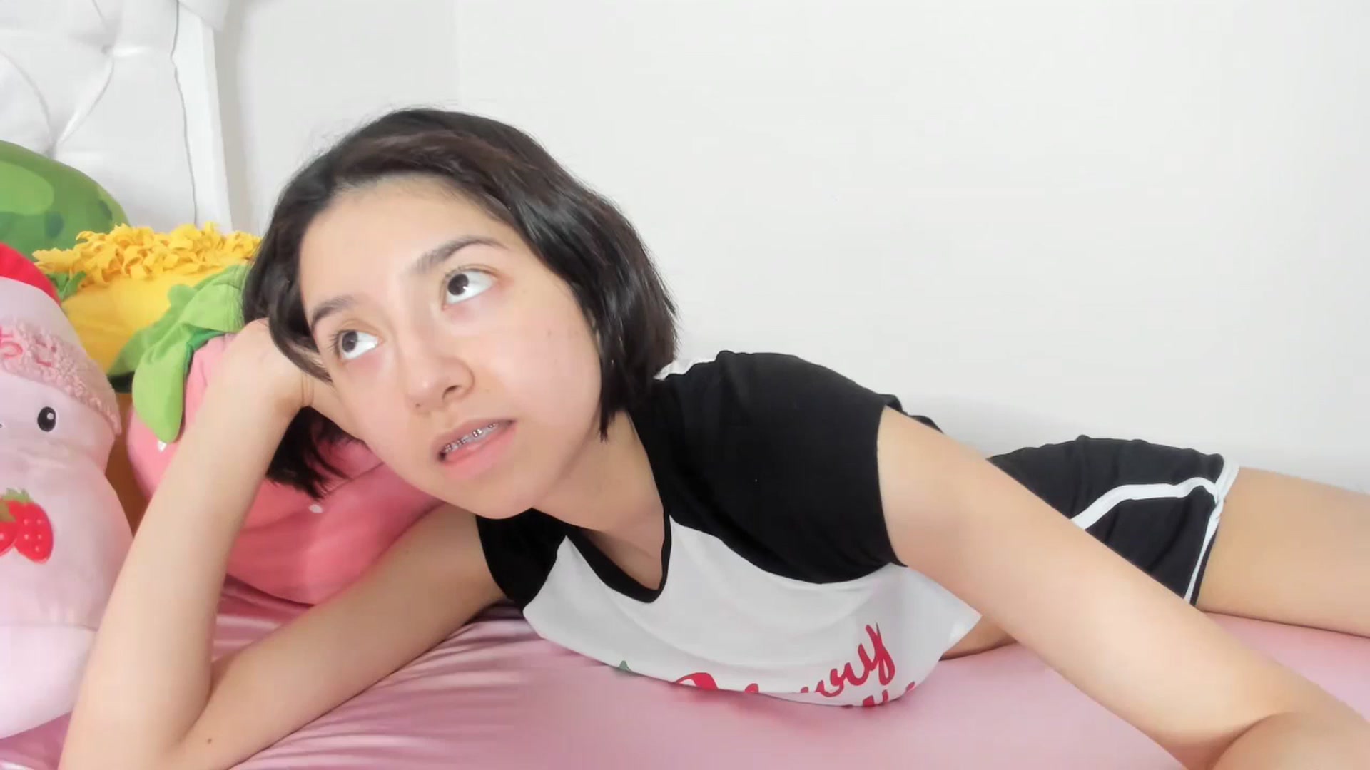 Gallery image thumbnail from Cherrycute666's myfreecams stream on, 10/10/2023, 24:34 image 8 of 20