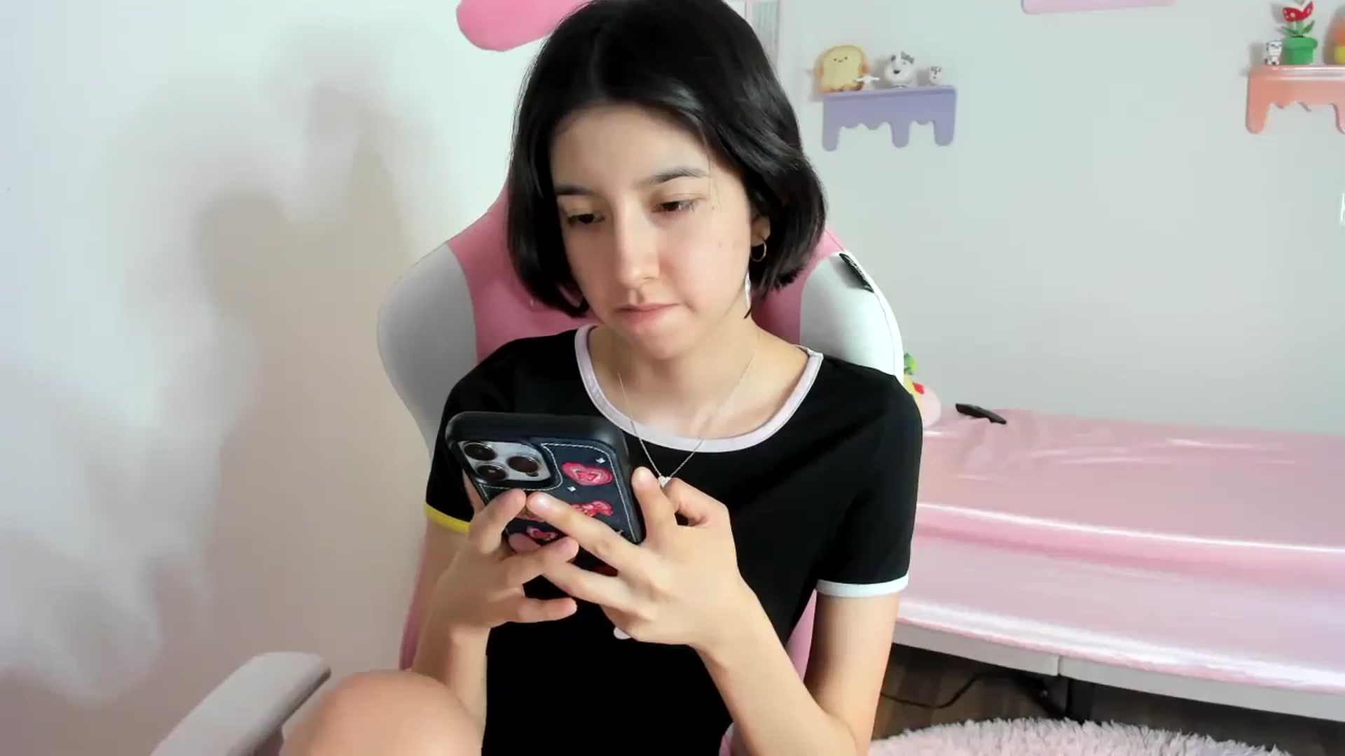 Gallery image thumbnail from Cherrycute666's myfreecams stream on, 10/10/2023, 20:40 image 19 of 20