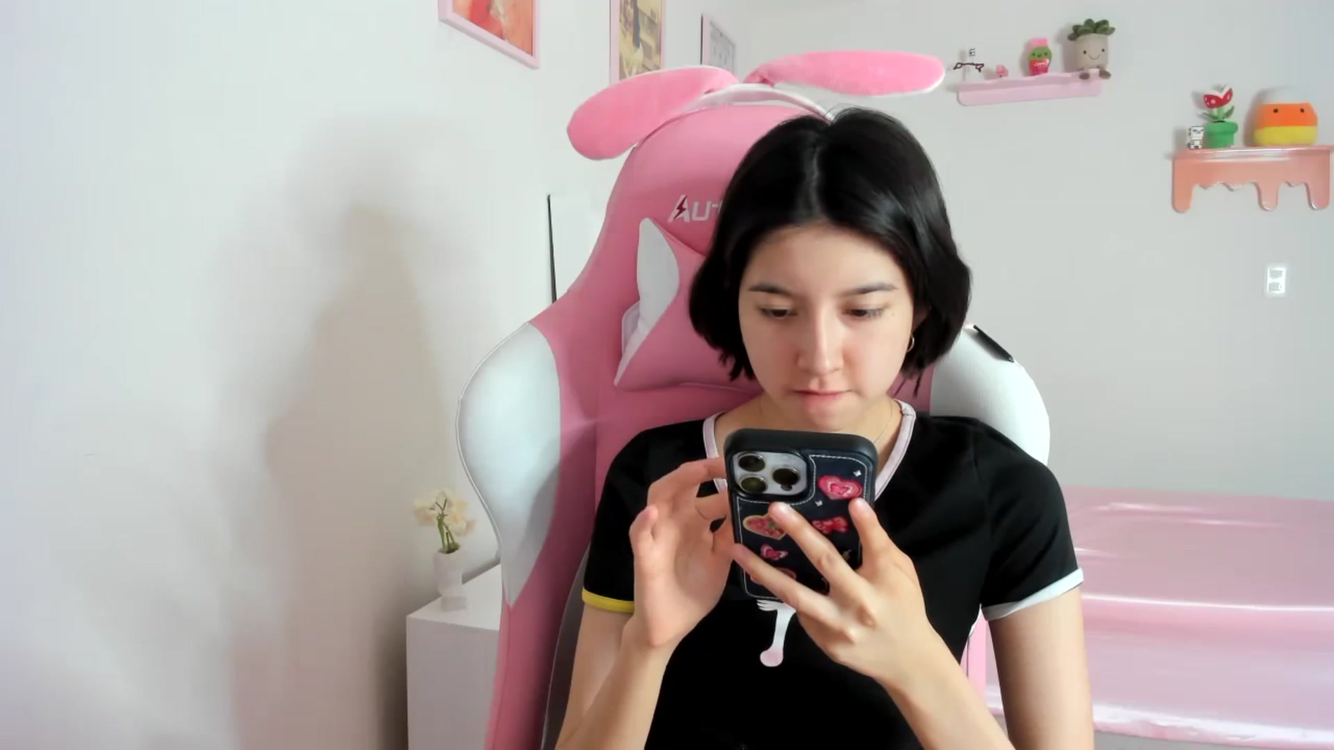 Gallery image thumbnail from Cherrycute666's myfreecams stream on, 10/10/2023, 20:40 image 6 of 20