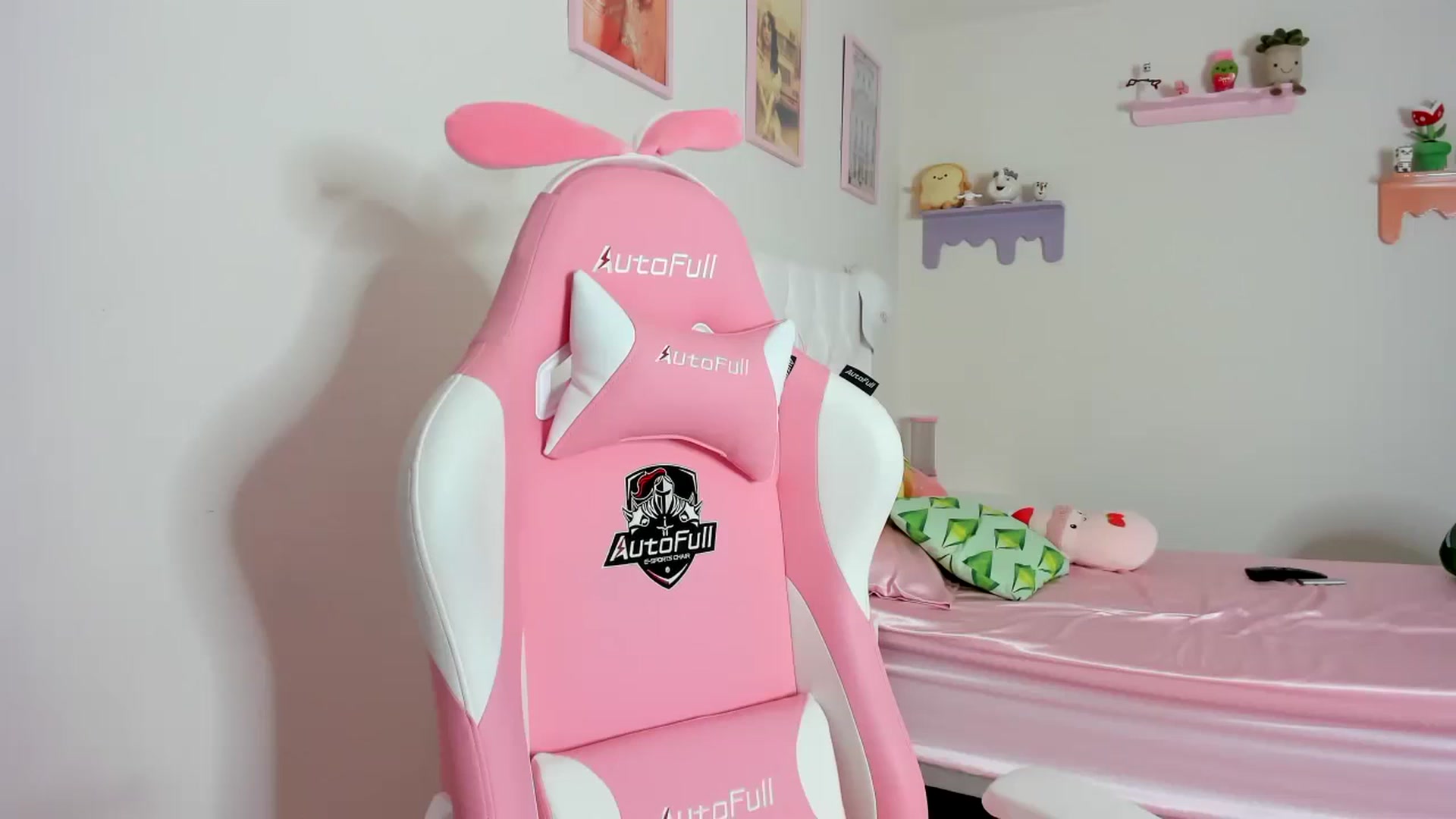 Gallery image thumbnail from Cherrycute666's myfreecams stream on, 10/11/2023, 22:23 image 5 of 20