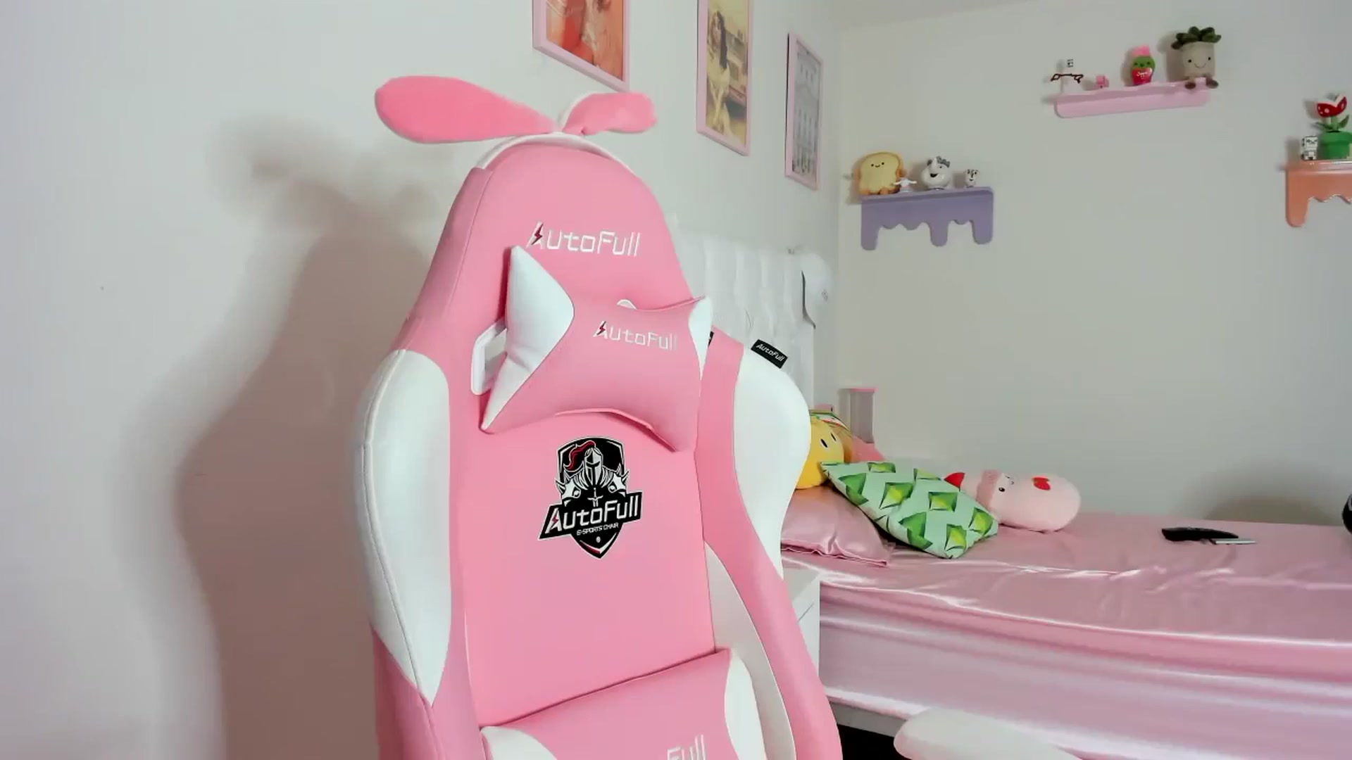 Gallery image thumbnail from Cherrycute666's myfreecams stream on, 10/11/2023, 22:23 image 10 of 20