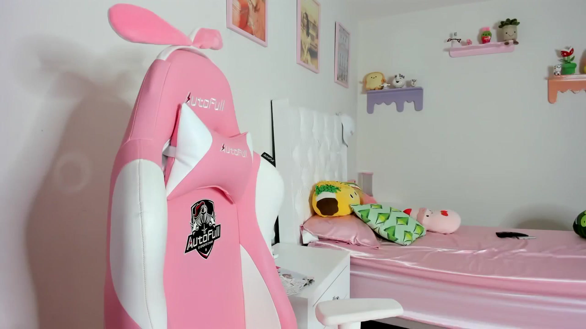 Gallery image thumbnail from Cherrycute666's myfreecams stream on, 10/11/2023, 23:55 image 15 of 20