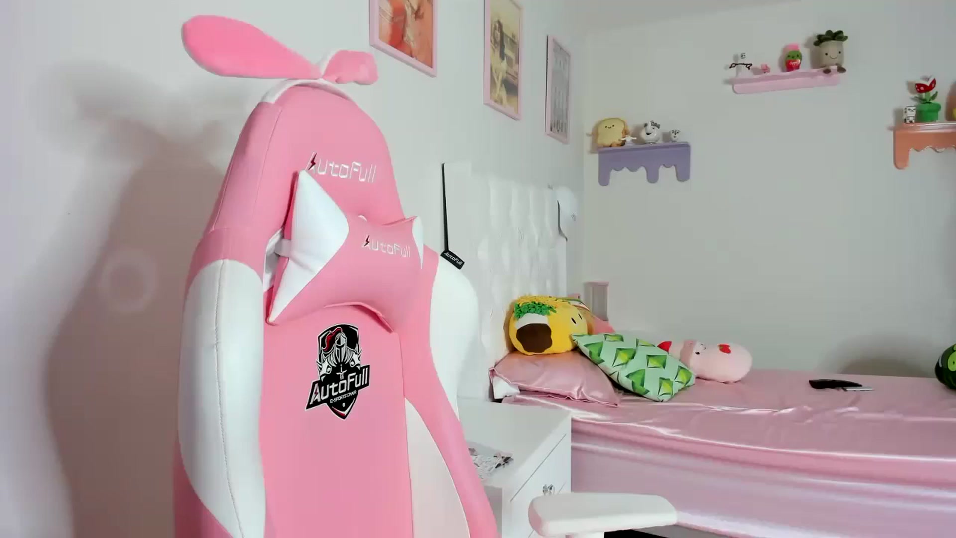 Gallery image thumbnail from Cherrycute666's myfreecams stream on, 10/11/2023, 23:55 image 17 of 20