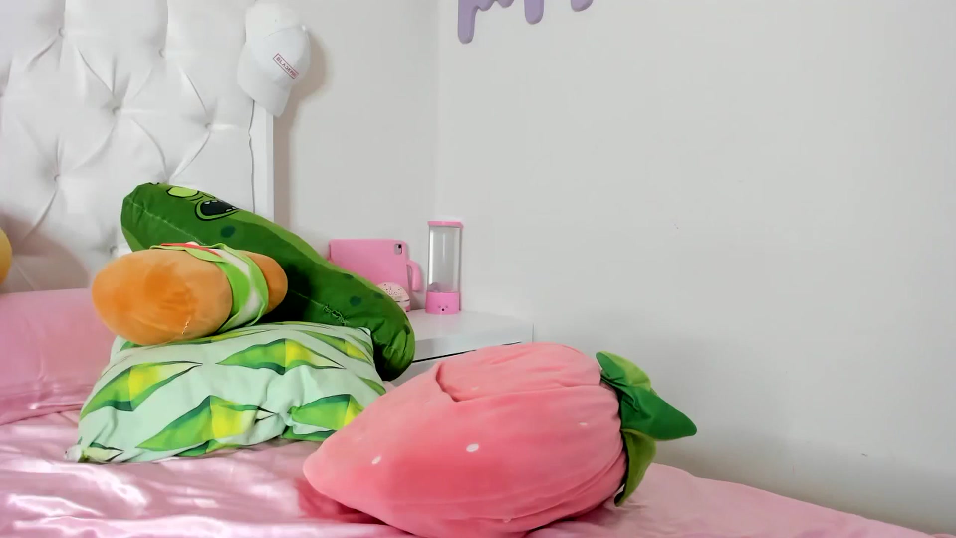 Gallery image thumbnail from Cherrycute666's myfreecams stream on, 10/13/2023, 05:35 image 2 of 20