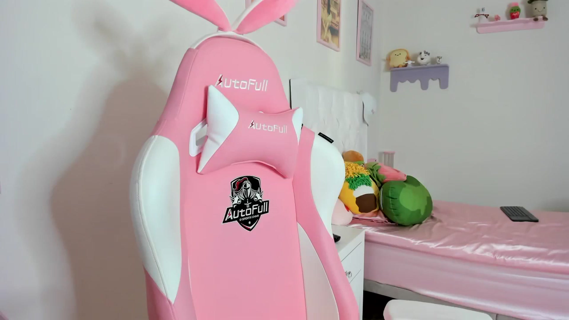 Gallery image thumbnail from Cherrycute666's myfreecams stream on, 10/14/2023, 24:04 image 5 of 20