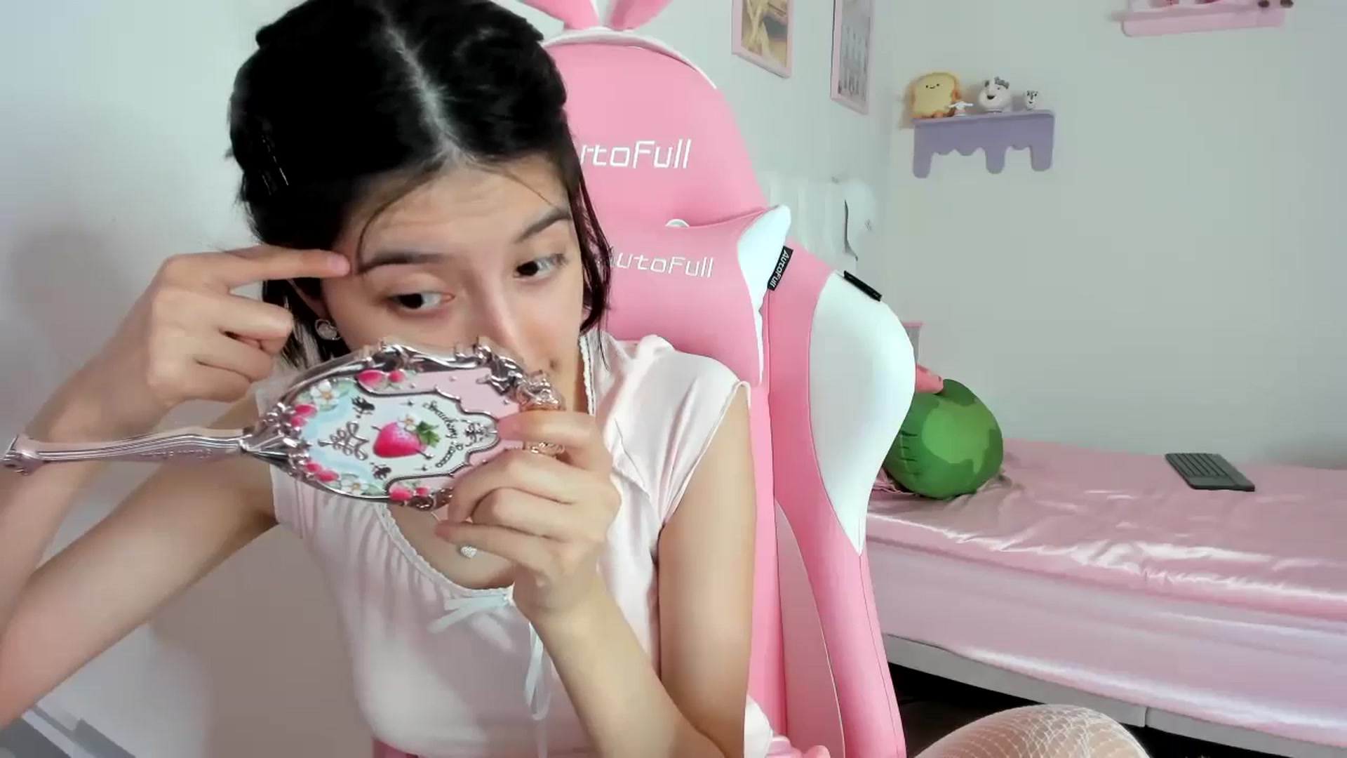 Gallery image thumbnail from Cherrycute666's myfreecams stream on, 10/14/2023, 24:04 image 4 of 20