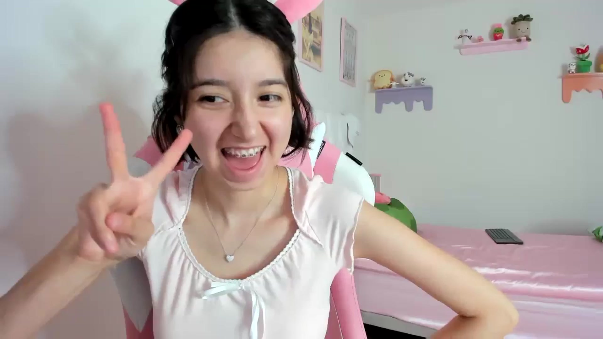 Gallery image thumbnail from Cherrycute666's myfreecams stream on, 10/14/2023, 24:04 image 3 of 20