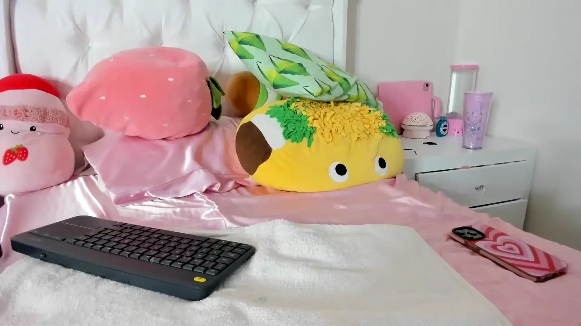 Gallery image thumbnail from Cherrycute666's myfreecams stream on, 10/15/2023, 04:36 image 12 of 20