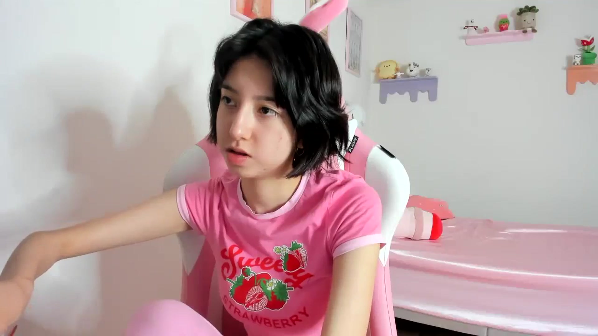 Gallery image thumbnail from Cherrycute666's myfreecams stream on, 10/16/2023, 21:41 image 3 of 20