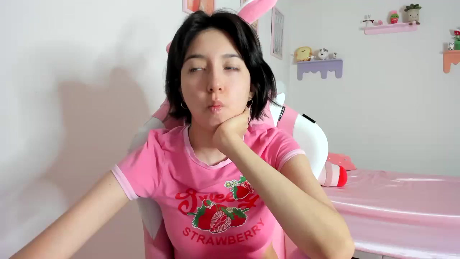 Gallery image thumbnail from Cherrycute666's myfreecams stream on, 10/16/2023, 21:41 image 10 of 20
