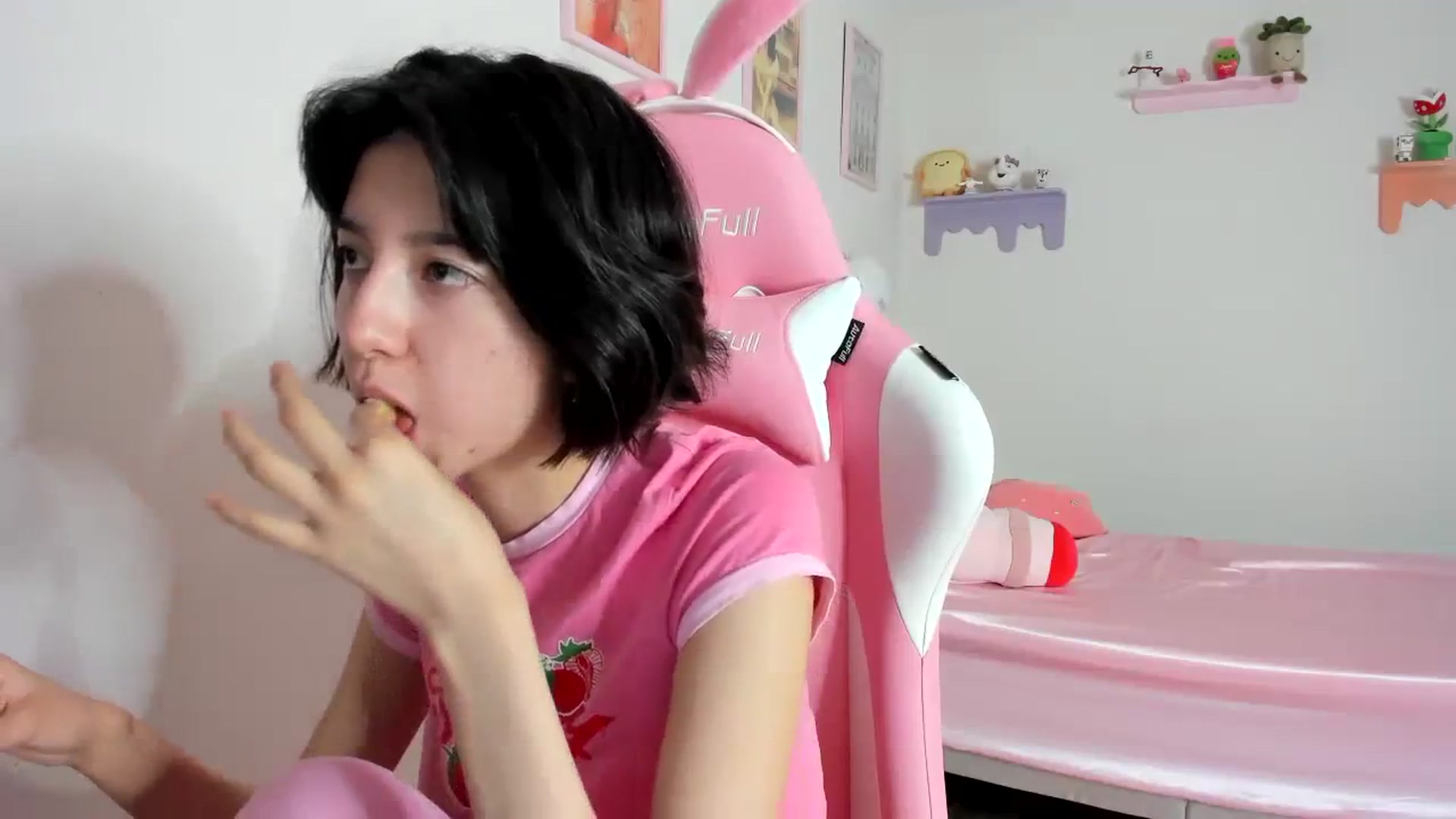 Gallery image thumbnail from Cherrycute666's myfreecams stream on, 10/16/2023, 21:41 image 6 of 20