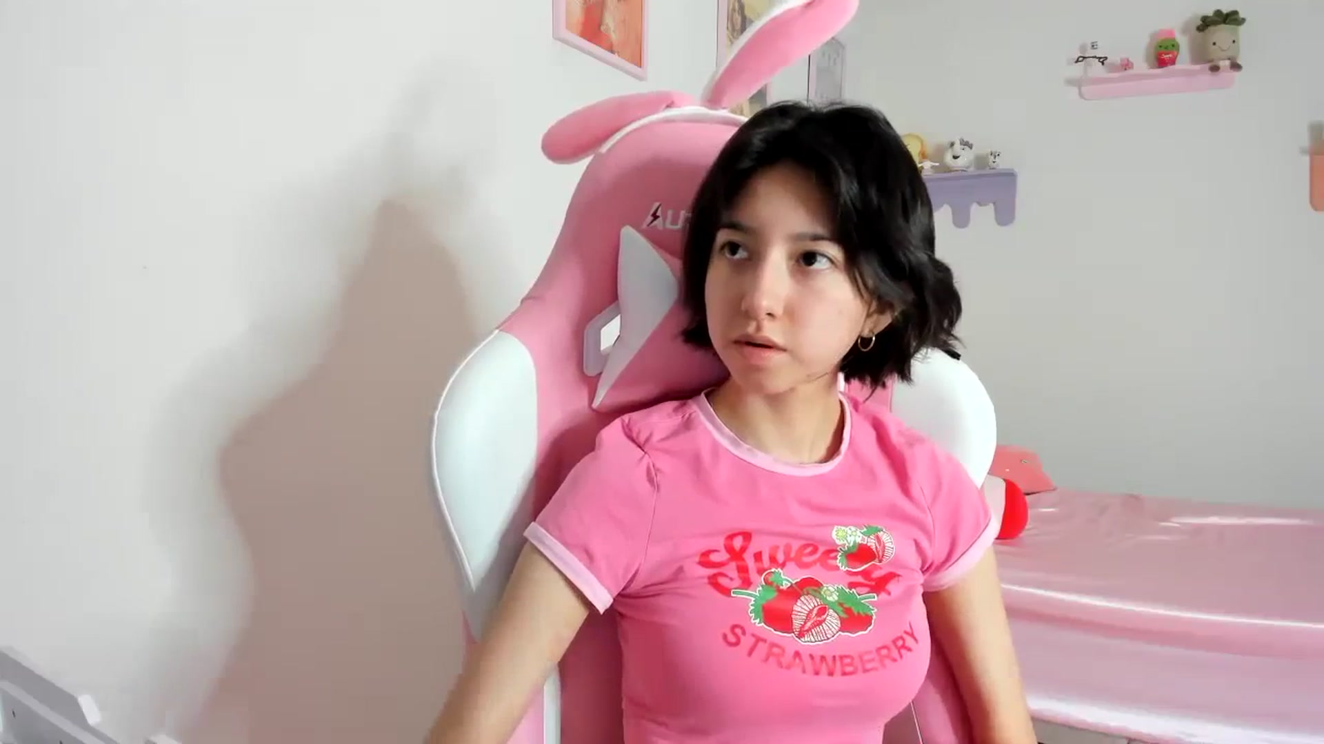 Gallery image thumbnail from Cherrycute666's myfreecams stream on, 10/16/2023, 21:41 image 15 of 20