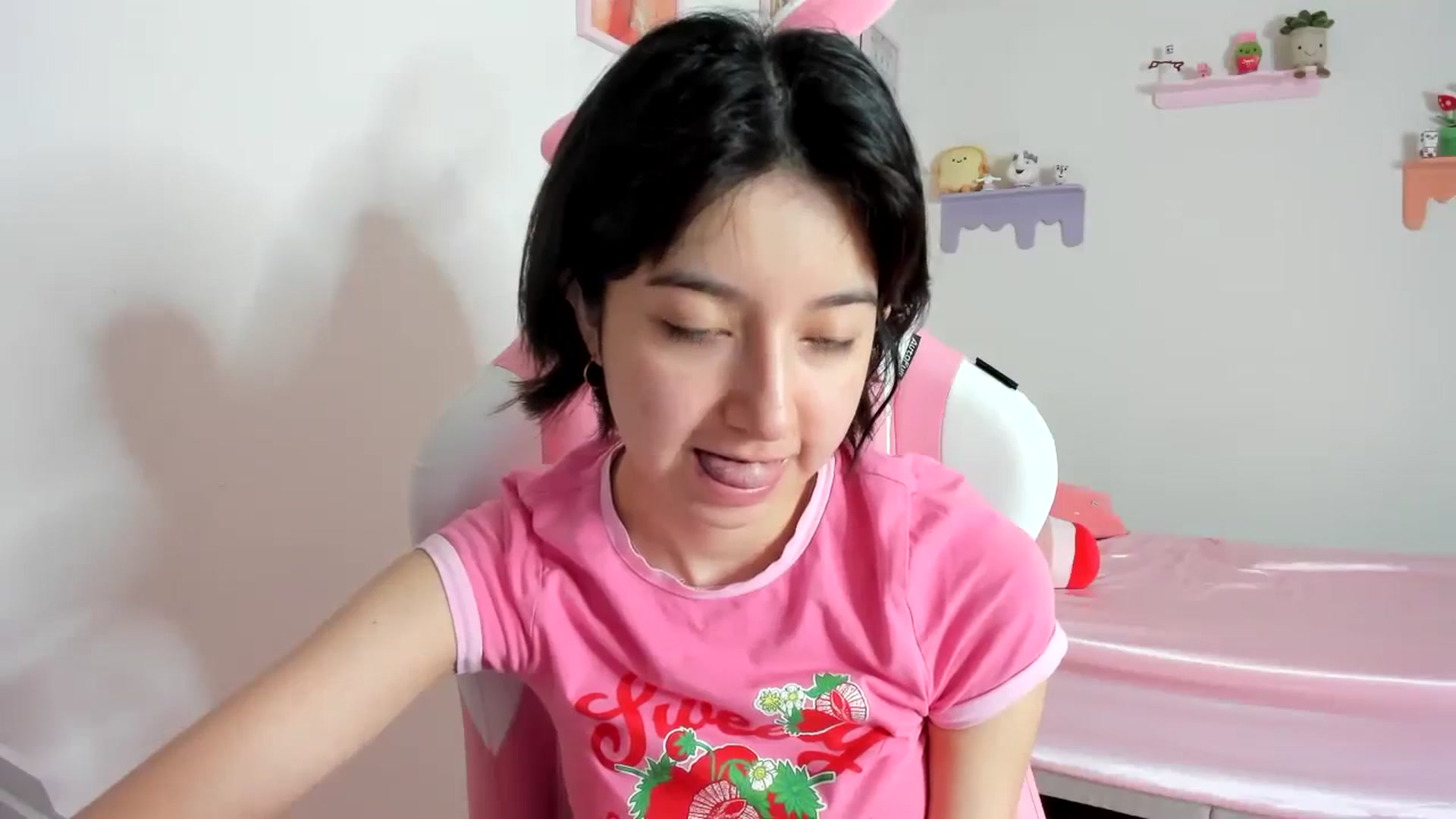Gallery image thumbnail from Cherrycute666's myfreecams stream on, 10/16/2023, 21:41 image 13 of 20