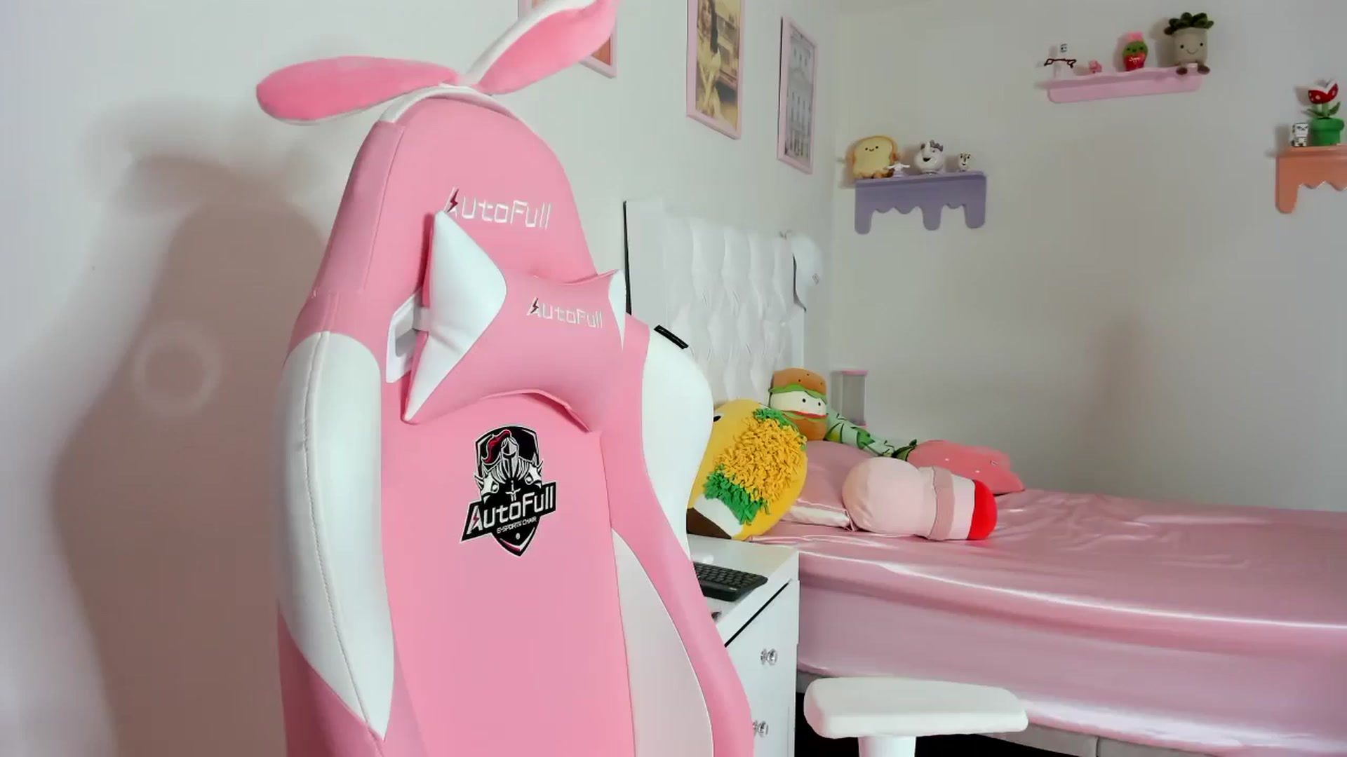 Gallery image thumbnail from Cherrycute666's myfreecams stream on, 10/16/2023, 21:41 image 1 of 20