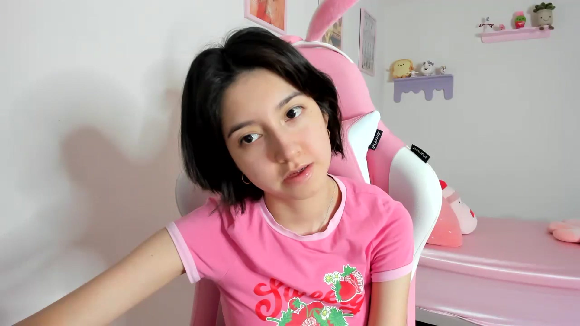 Gallery image thumbnail from Cherrycute666's myfreecams stream on, 10/17/2023, 07:38 image 17 of 20