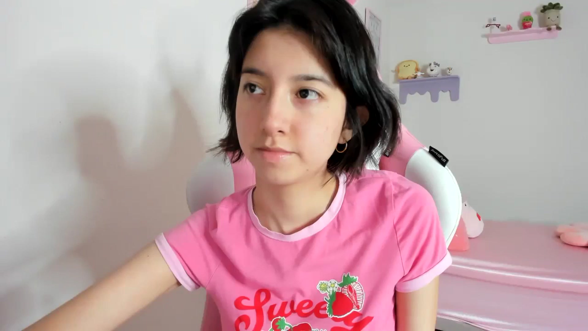 Gallery image thumbnail from Cherrycute666's myfreecams stream on, 10/17/2023, 07:38 image 14 of 20