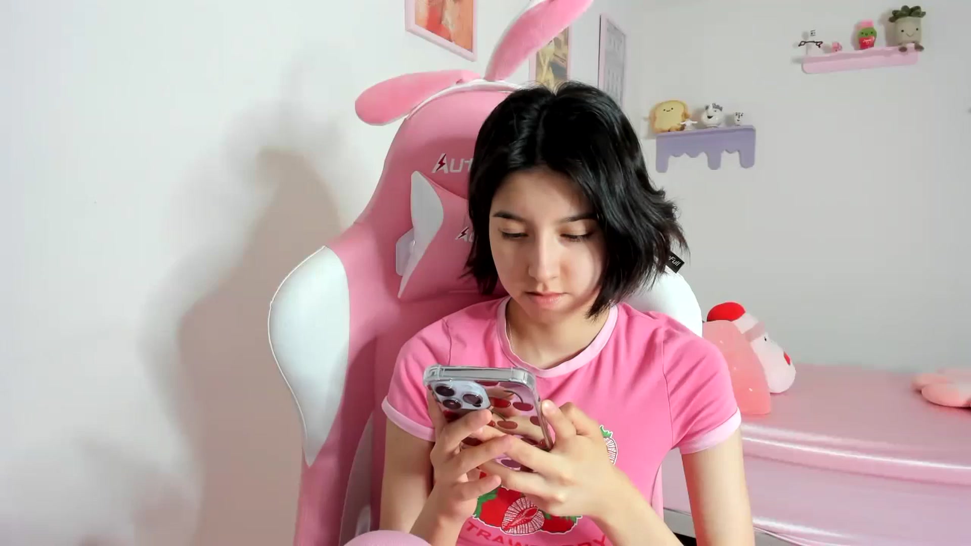 Gallery image thumbnail from Cherrycute666's myfreecams stream on, 10/17/2023, 07:38 image 3 of 20