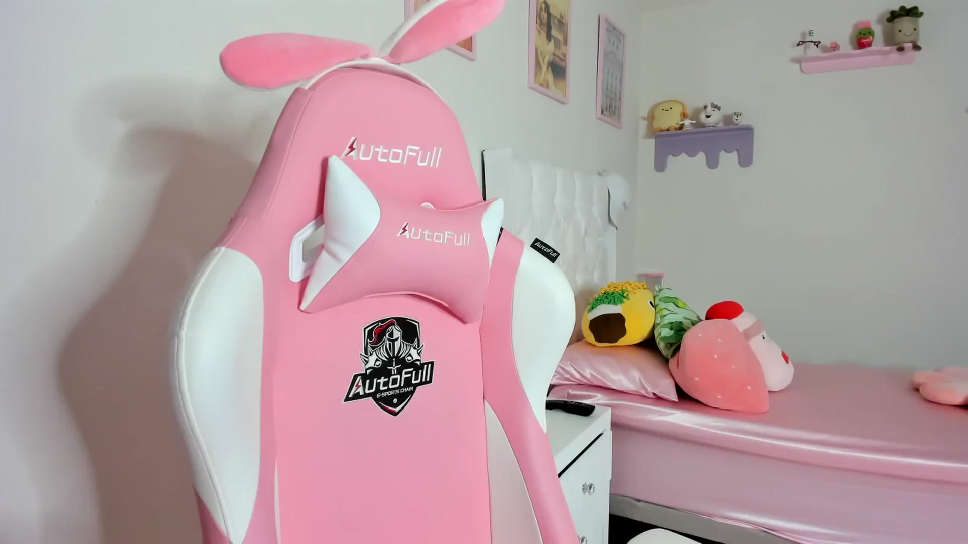 Gallery image thumbnail from Cherrycute666's myfreecams stream on, 10/17/2023, 07:38 image 2 of 20