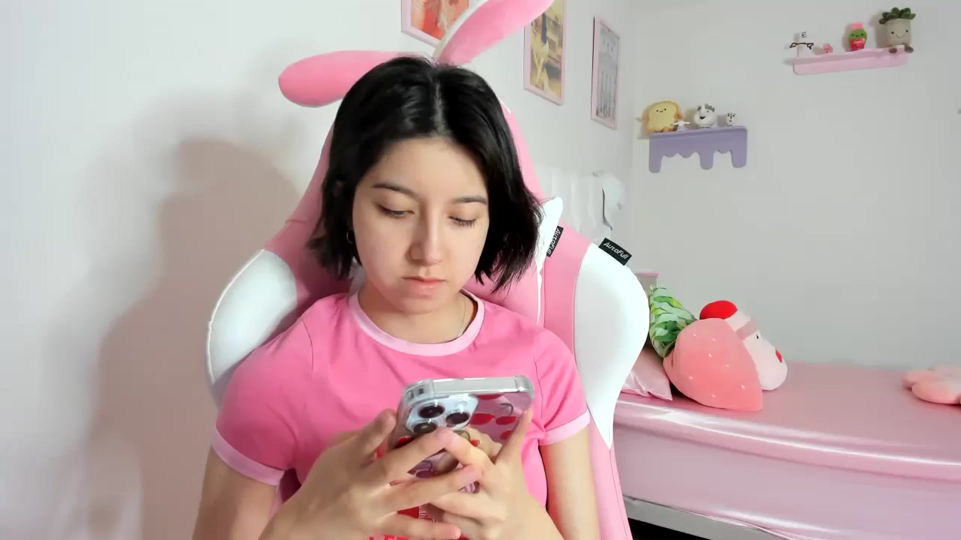 Gallery image thumbnail from Cherrycute666's myfreecams stream on, 10/17/2023, 07:38 image 1 of 20