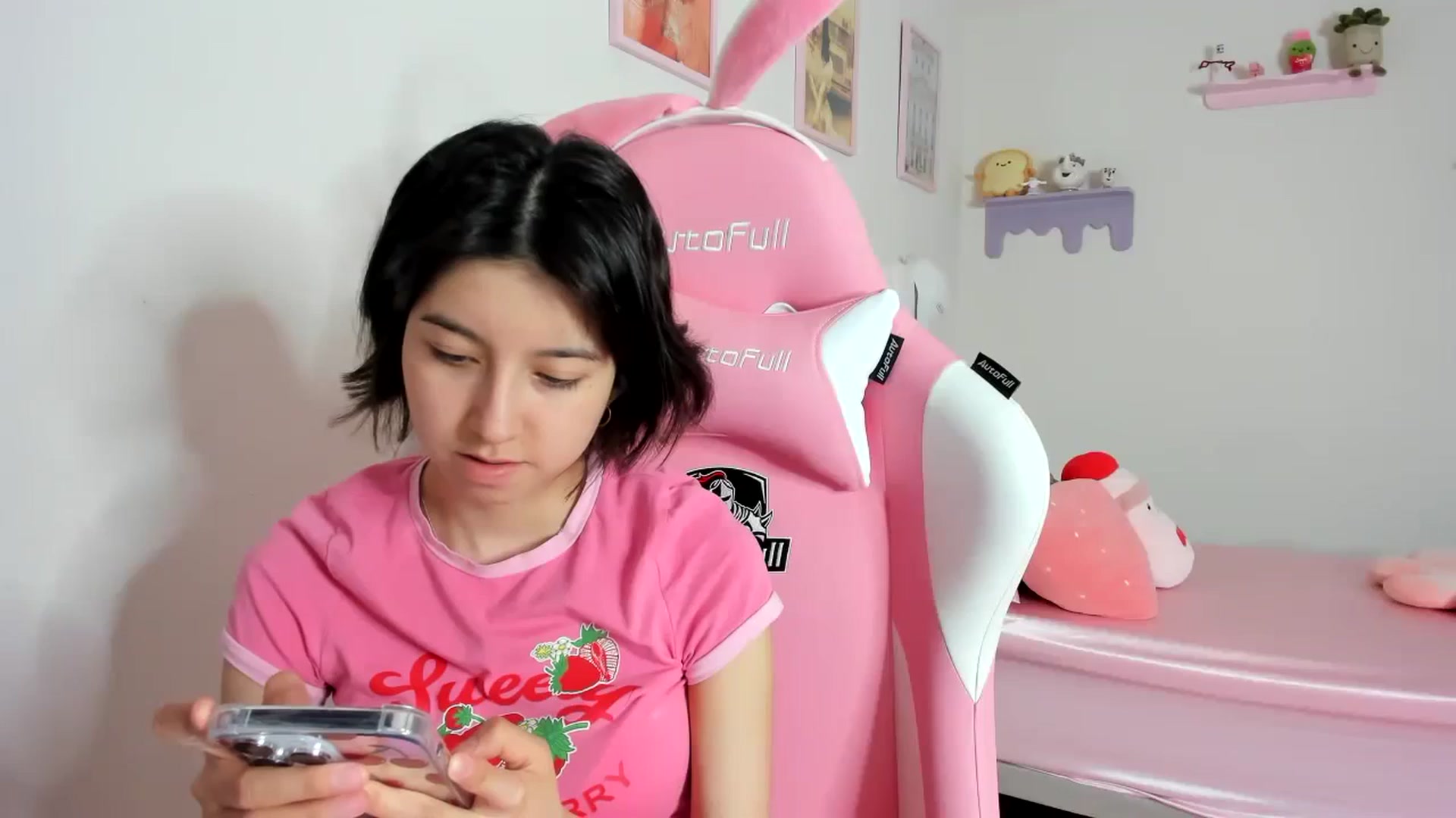 Gallery image thumbnail from Cherrycute666's myfreecams stream on, 10/17/2023, 07:38 image 11 of 20