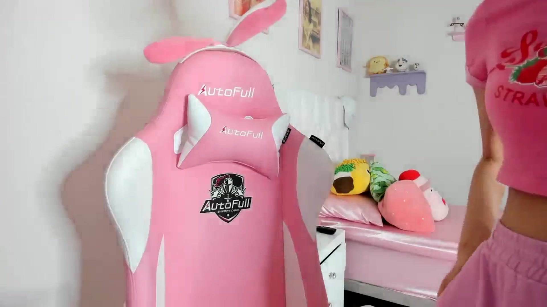 Gallery image thumbnail from Cherrycute666's myfreecams stream on, 10/17/2023, 07:38 image 12 of 20
