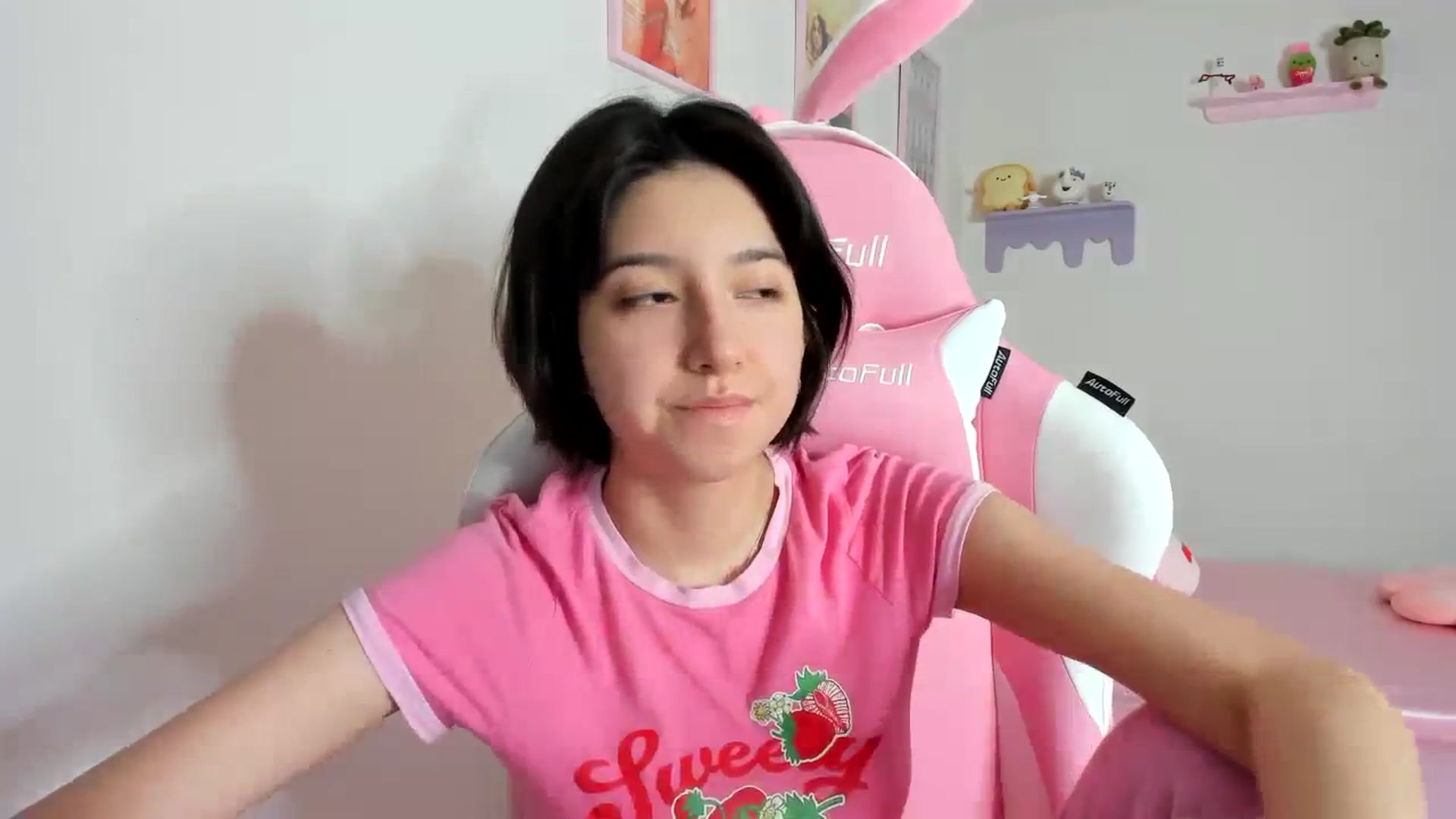 Gallery image thumbnail from Cherrycute666's myfreecams stream on, 10/17/2023, 08:48 image 16 of 20