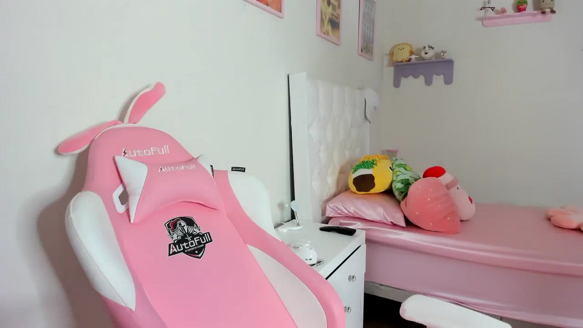 Gallery image thumbnail from Cherrycute666's myfreecams stream on, 10/17/2023, 08:48 image 11 of 20