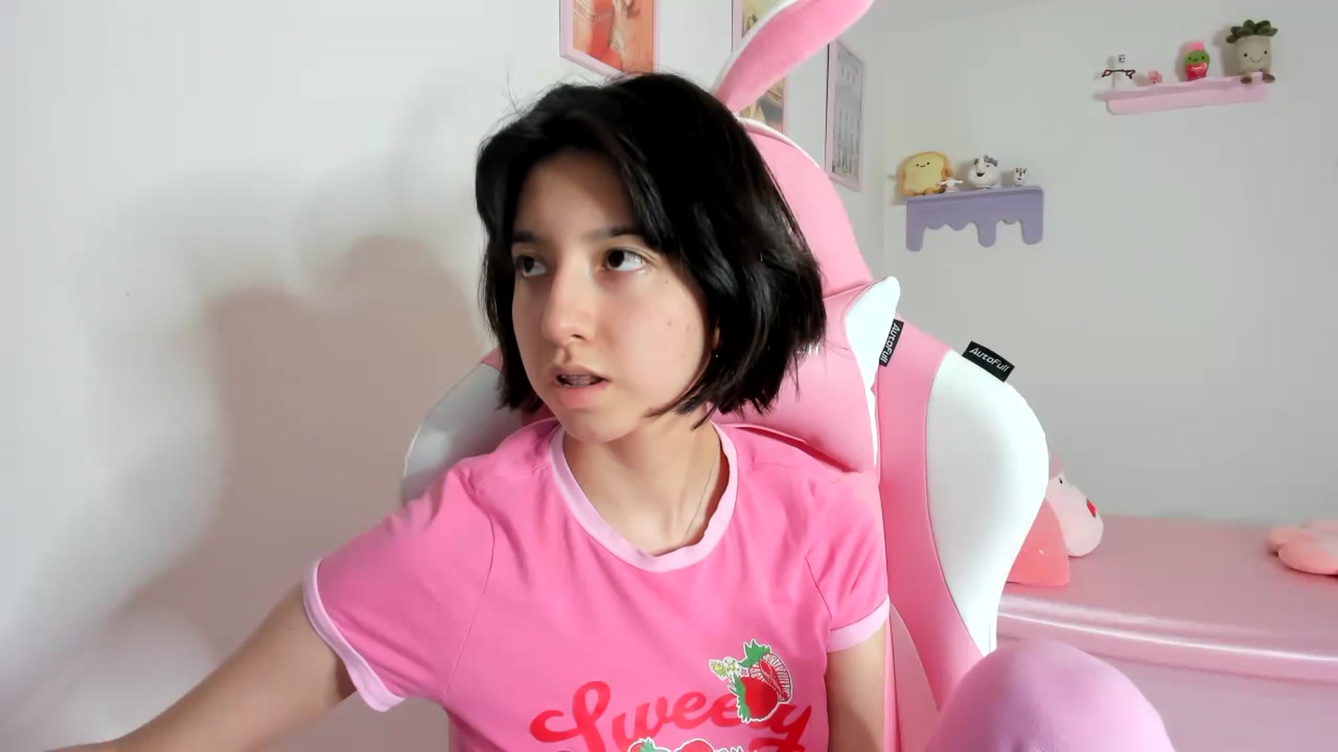 Gallery image thumbnail from Cherrycute666's myfreecams stream on, 10/17/2023, 08:48 image 15 of 20