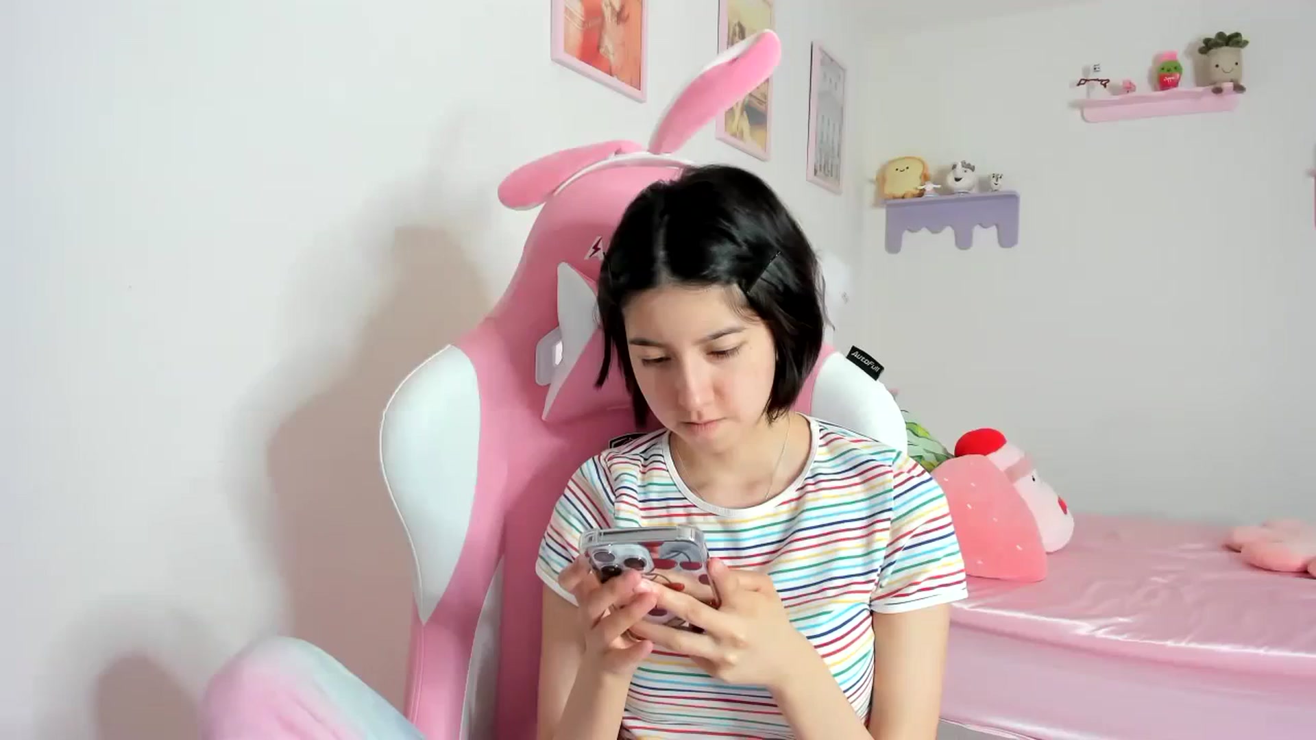 Gallery image thumbnail from Cherrycute666's myfreecams stream on, 10/17/2023, 18:56 image 17 of 20