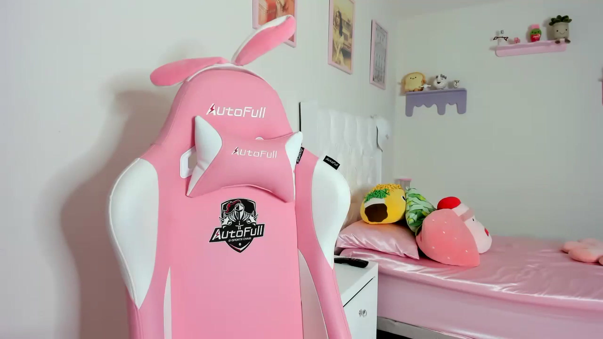 Gallery image thumbnail from Cherrycute666's myfreecams stream on, 10/17/2023, 18:56 image 6 of 20