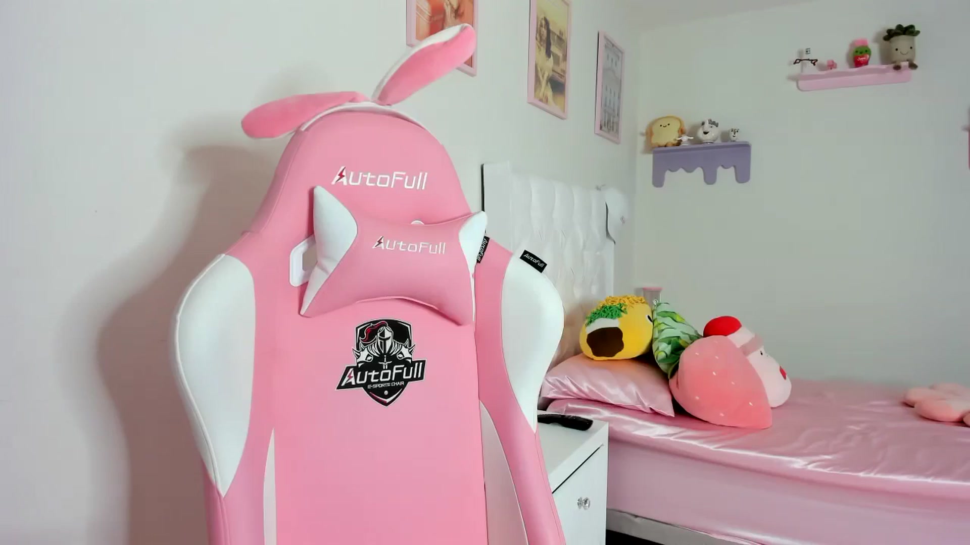 Gallery image thumbnail from Cherrycute666's myfreecams stream on, 10/17/2023, 18:56 image 7 of 20