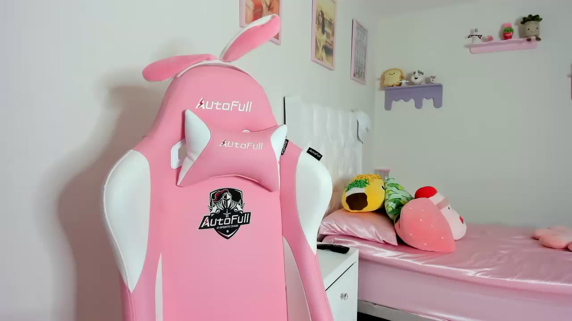 Gallery image thumbnail from Cherrycute666's myfreecams stream on, 10/17/2023, 18:56 image 5 of 20