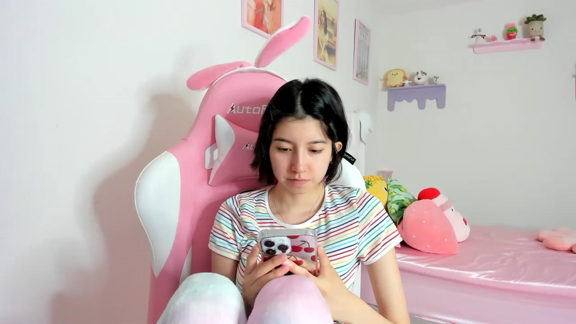 Gallery image thumbnail from Cherrycute666's myfreecams stream on, 10/17/2023, 18:56 image 12 of 20