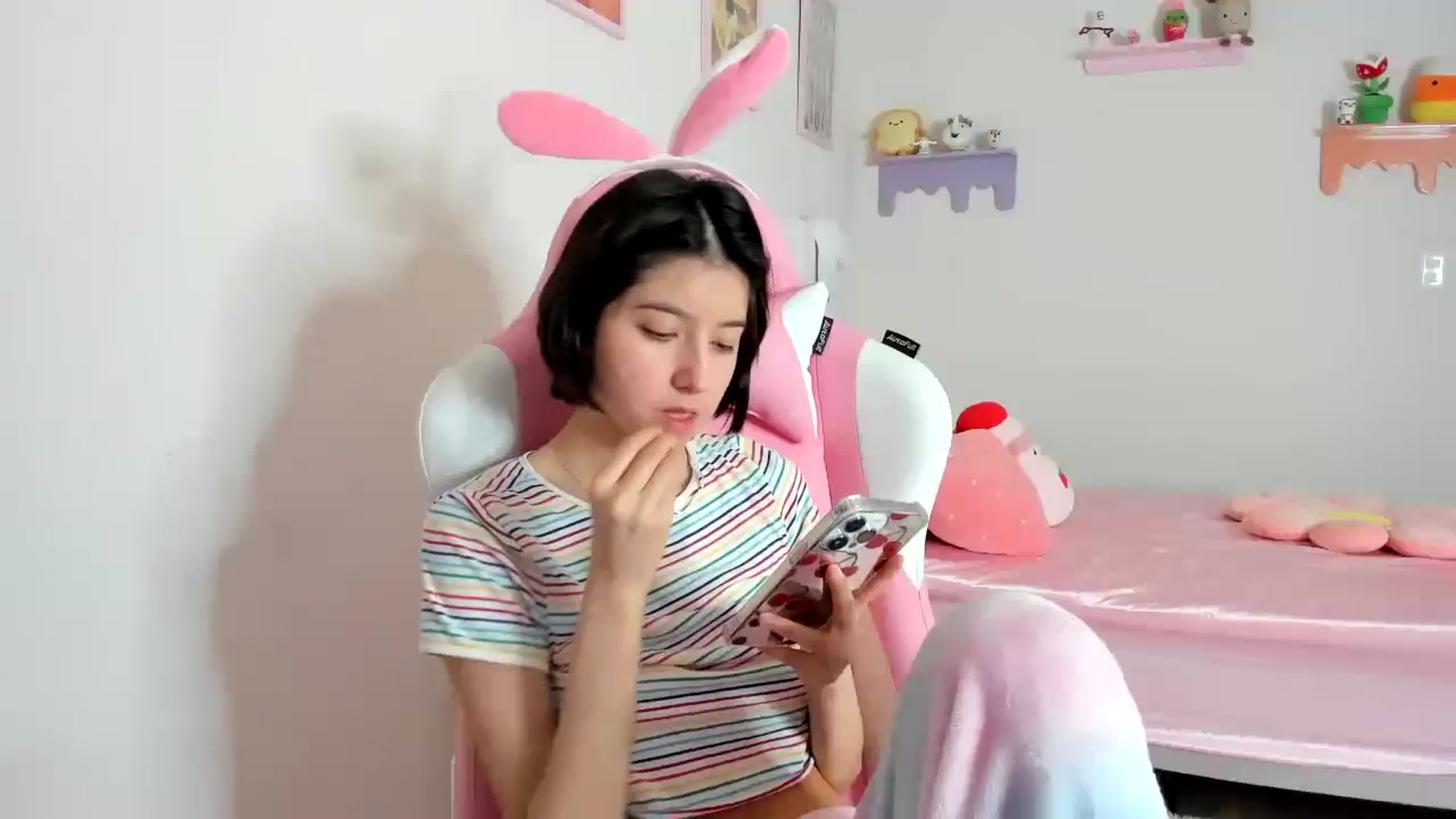 Gallery image thumbnail from Cherrycute666's myfreecams stream on, 10/18/2023, 24:13 image 7 of 20