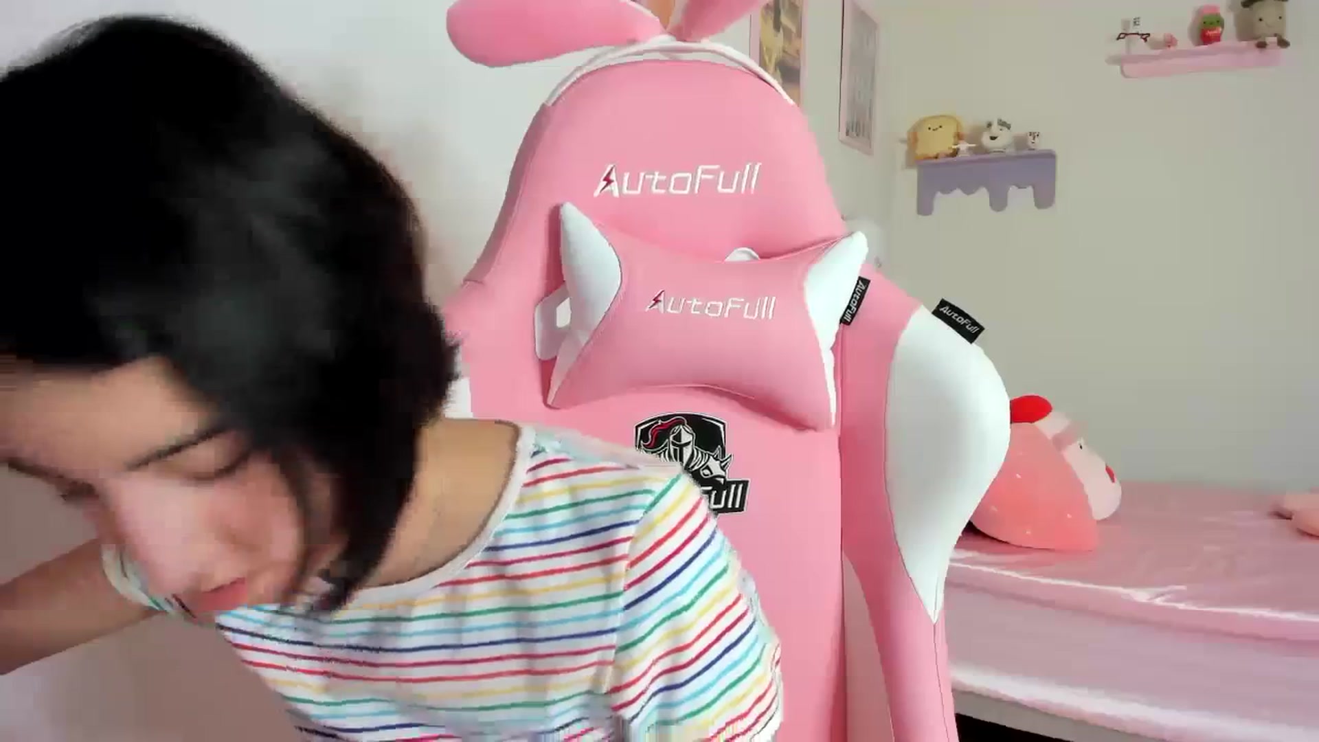 Gallery image thumbnail from Cherrycute666's myfreecams stream on, 10/18/2023, 24:13 image 18 of 20