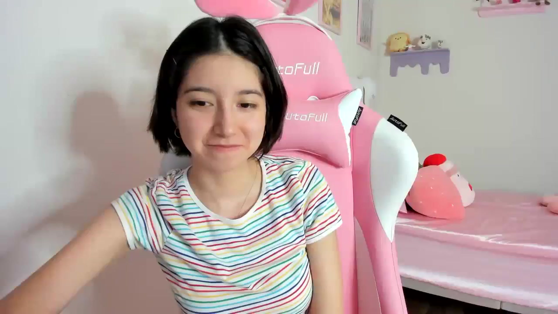Gallery image thumbnail from Cherrycute666's myfreecams stream on, 10/18/2023, 24:13 image 15 of 20