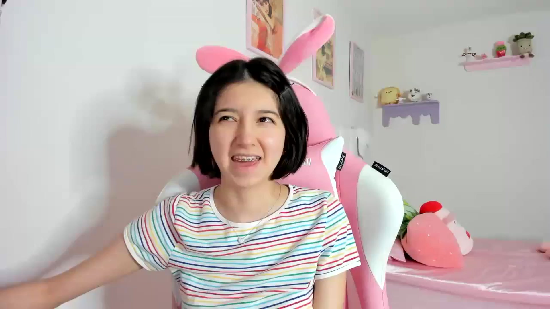 Gallery image thumbnail from Cherrycute666's myfreecams stream on, 10/18/2023, 04:26 image 1 of 20