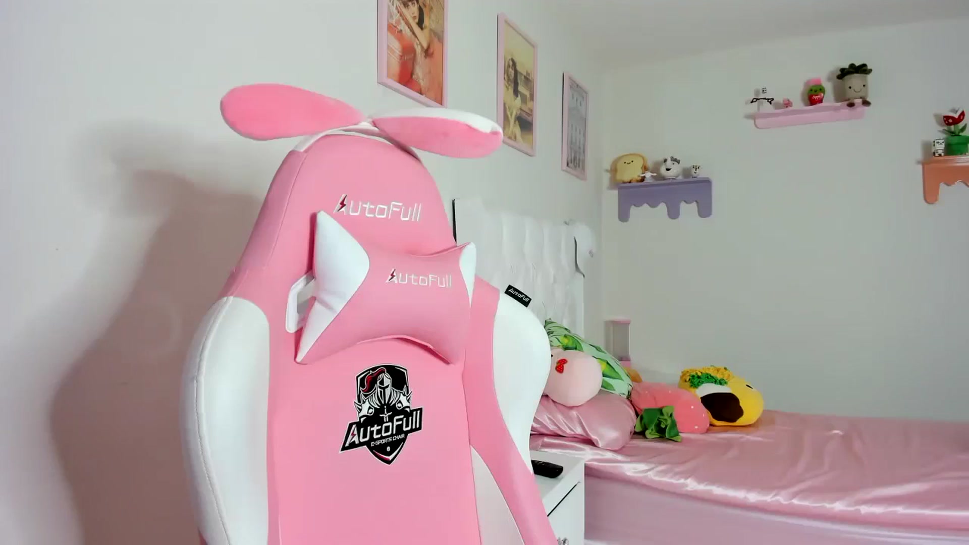 Gallery image thumbnail from Cherrycute666's myfreecams stream on, 10/18/2023, 07:48 image 14 of 20
