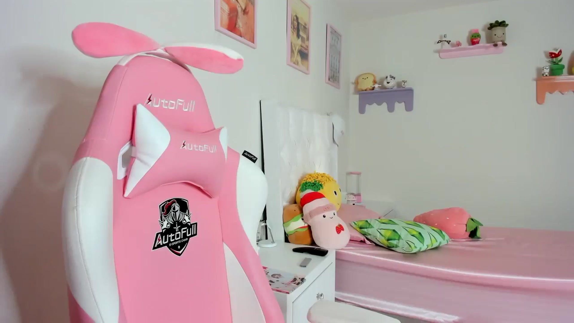 Gallery image thumbnail from Cherrycute666's myfreecams stream on, 10/20/2023, 23:23 image 17 of 20
