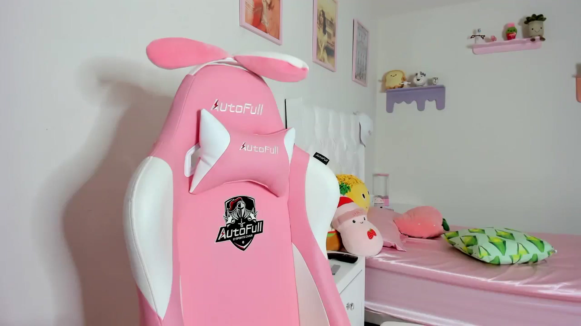 Gallery image thumbnail from Cherrycute666's myfreecams stream on, 10/21/2023, 03:11 image 8 of 20
