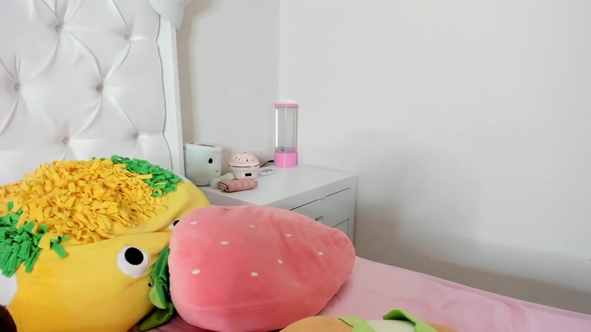 Gallery image thumbnail from Cherrycute666's myfreecams stream on, 10/21/2023, 12:39 image 11 of 20