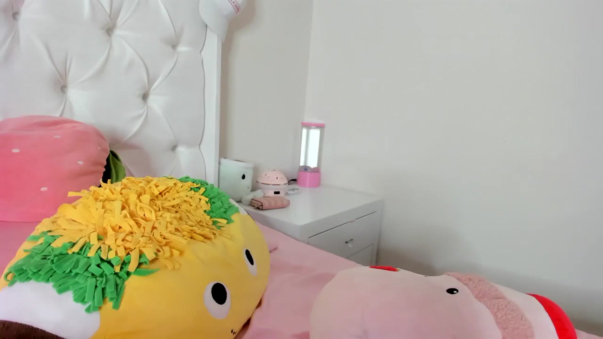 Gallery image thumbnail from Cherrycute666's myfreecams stream on, 10/22/2023, 24:03 image 19 of 20