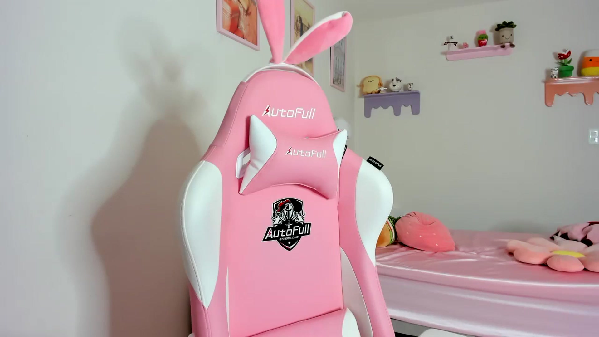Gallery image thumbnail from Cherrycute666's myfreecams stream on, 10/23/2023, 15:38 image 8 of 20