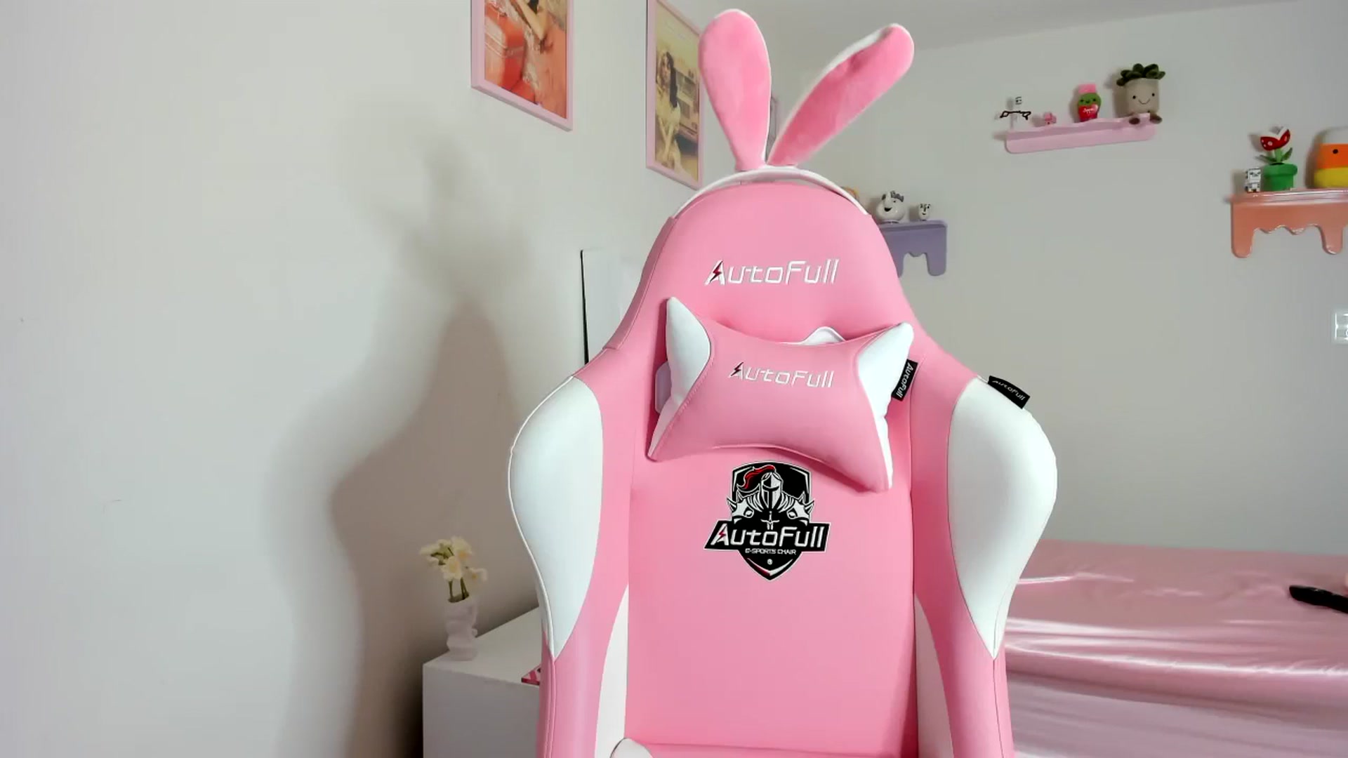 Gallery image thumbnail from Cherrycute666's myfreecams stream on, 10/24/2023, 21:19 image 10 of 20