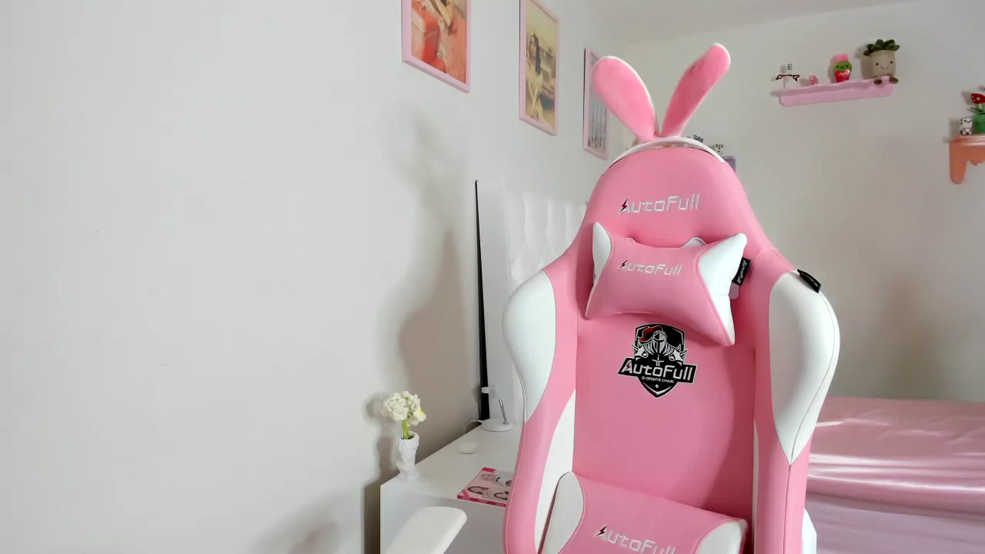 Gallery image thumbnail from Cherrycute666's myfreecams stream on, 10/25/2023, 03:28 image 2 of 20